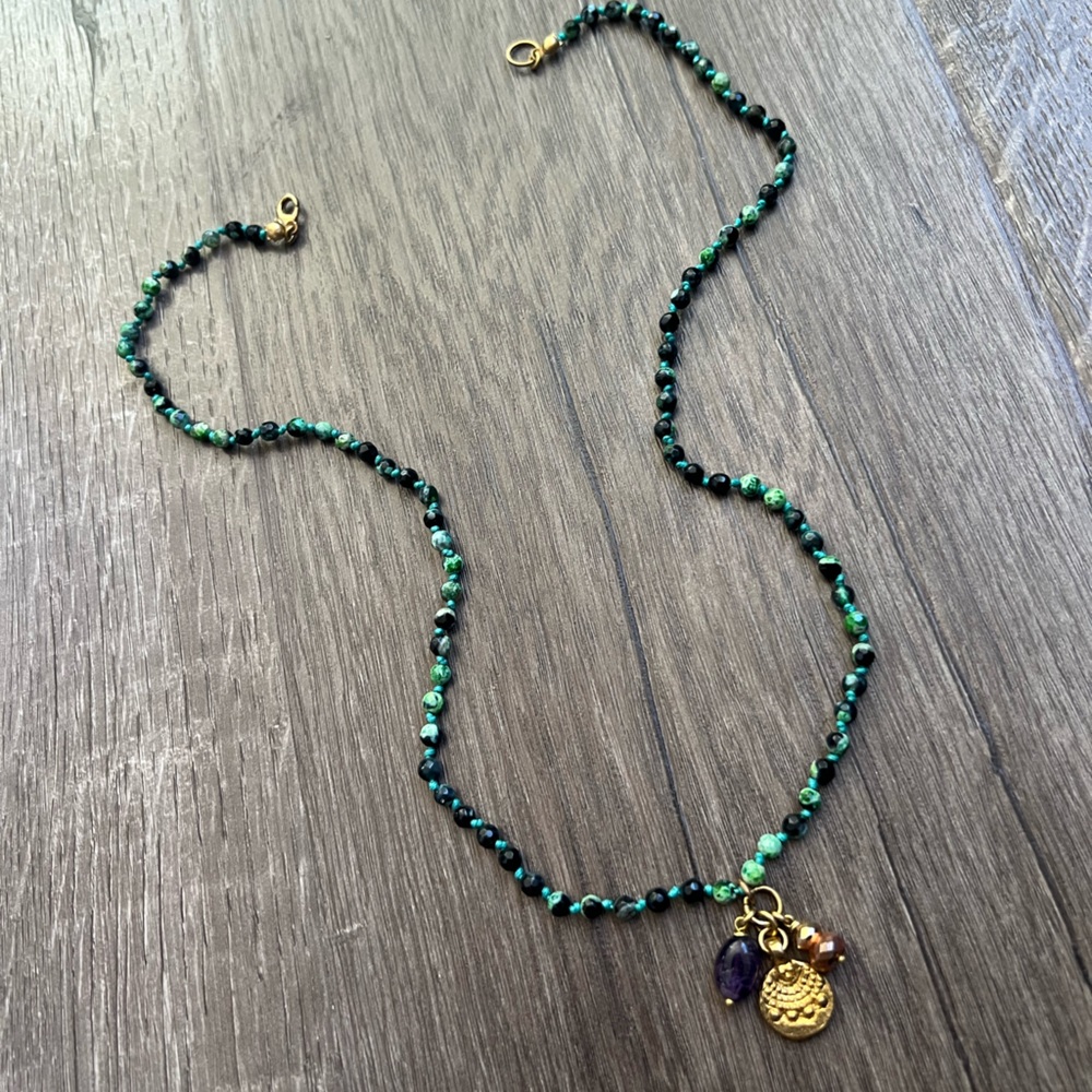 Handmade hand knotted vibrant green agate necklace with charm cluster - Picture 11 of 12
